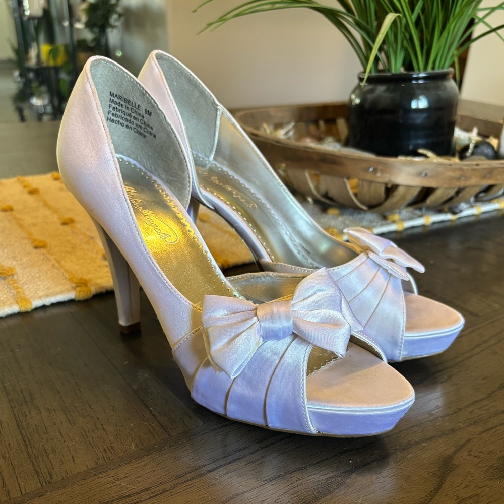 Size 9 white satin heels